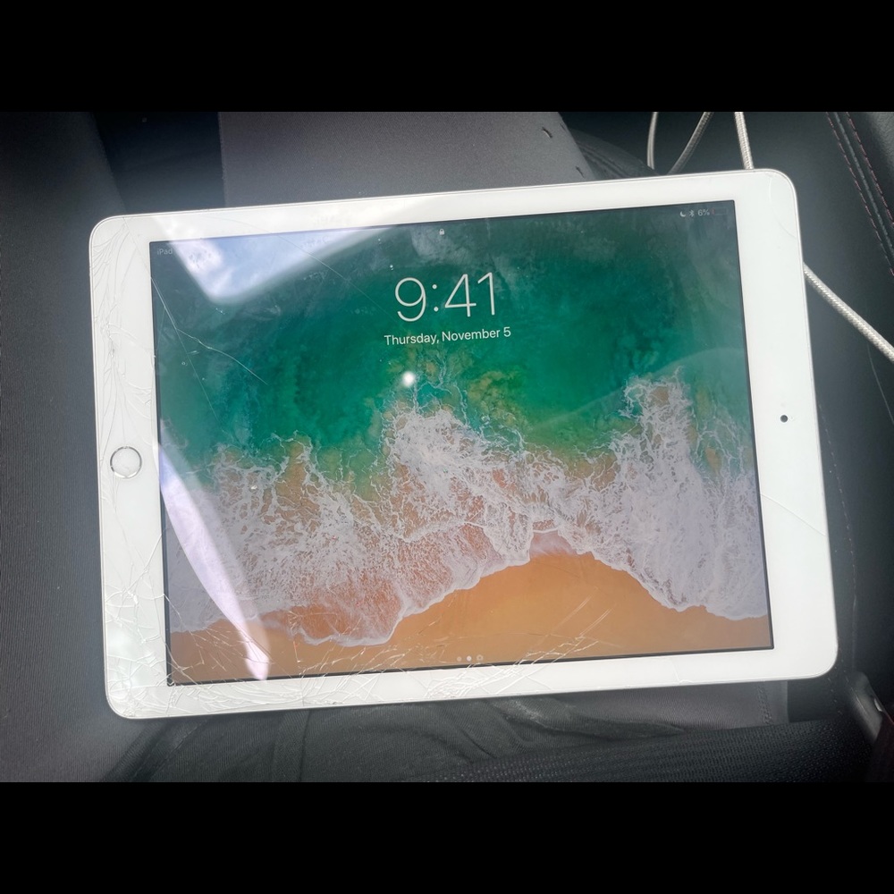 iPad incredible working connection only flaw is cracked screen
